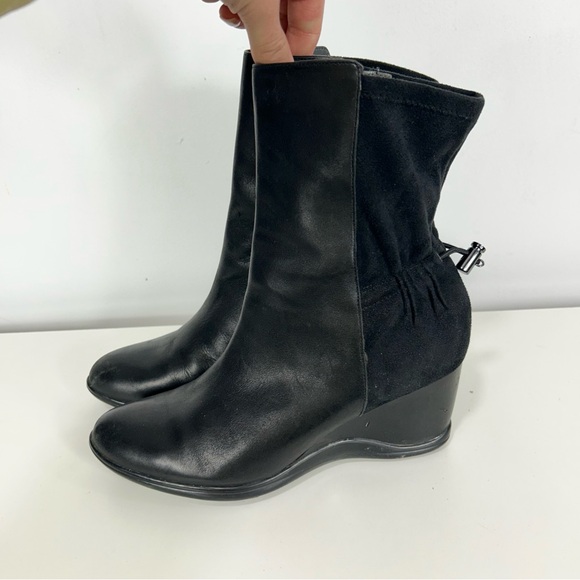 Calvin Klein Black Heeled Leather Boots with Side Zipper - Picture 5 of 9